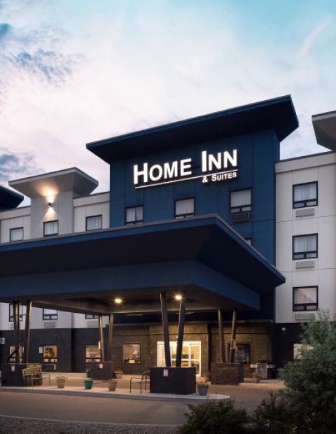 Home Inn & Suites Saskatoon South- Nutrien Wonderhub Package - Exterior Of Hotel At The Golden Hour